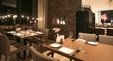 Gedekte tafels in het restaurant van Fletcher Hotel-Restaurant De Wageningsche Berg
