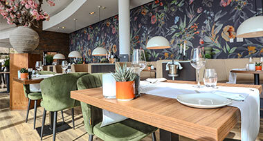 Gedekte tafels in het restaurant van Fletcher Hotel-Restaurant De Wageningsche Berg