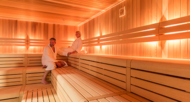 Twee mensen in de sauna van Fletcher Hotel-Restaurant De Wageningsche Berg